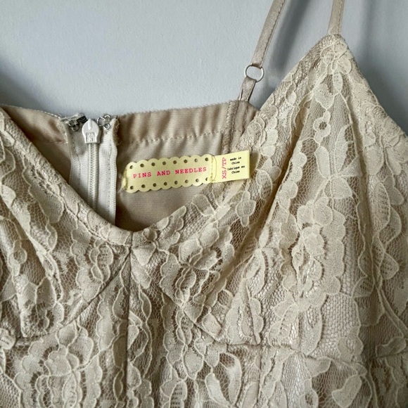 Lace mini dress - Picture 4 of 4